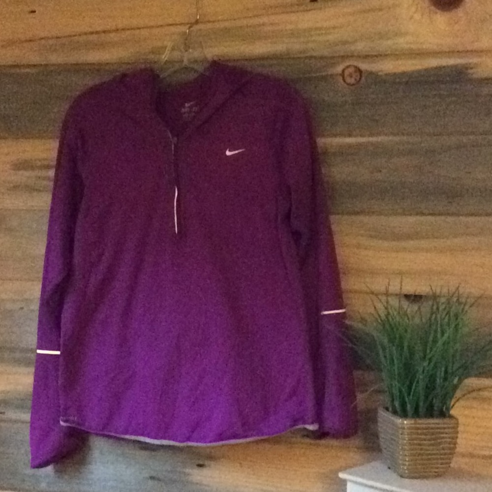 Woman’s Nike zip, drift fit pull over